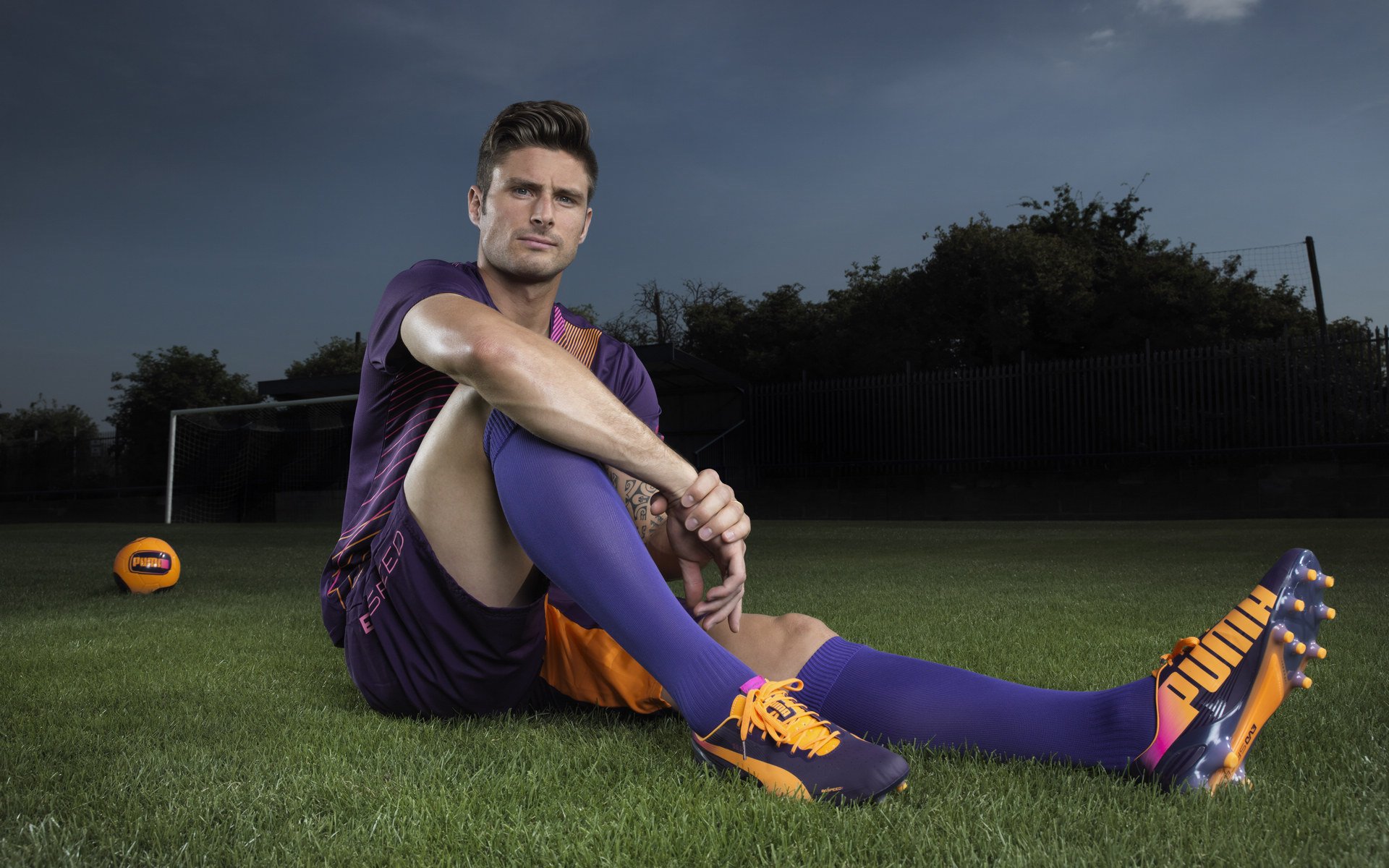 全黑队传球与突破一气呵成，敌方防线被频频突破，全黑队战舞