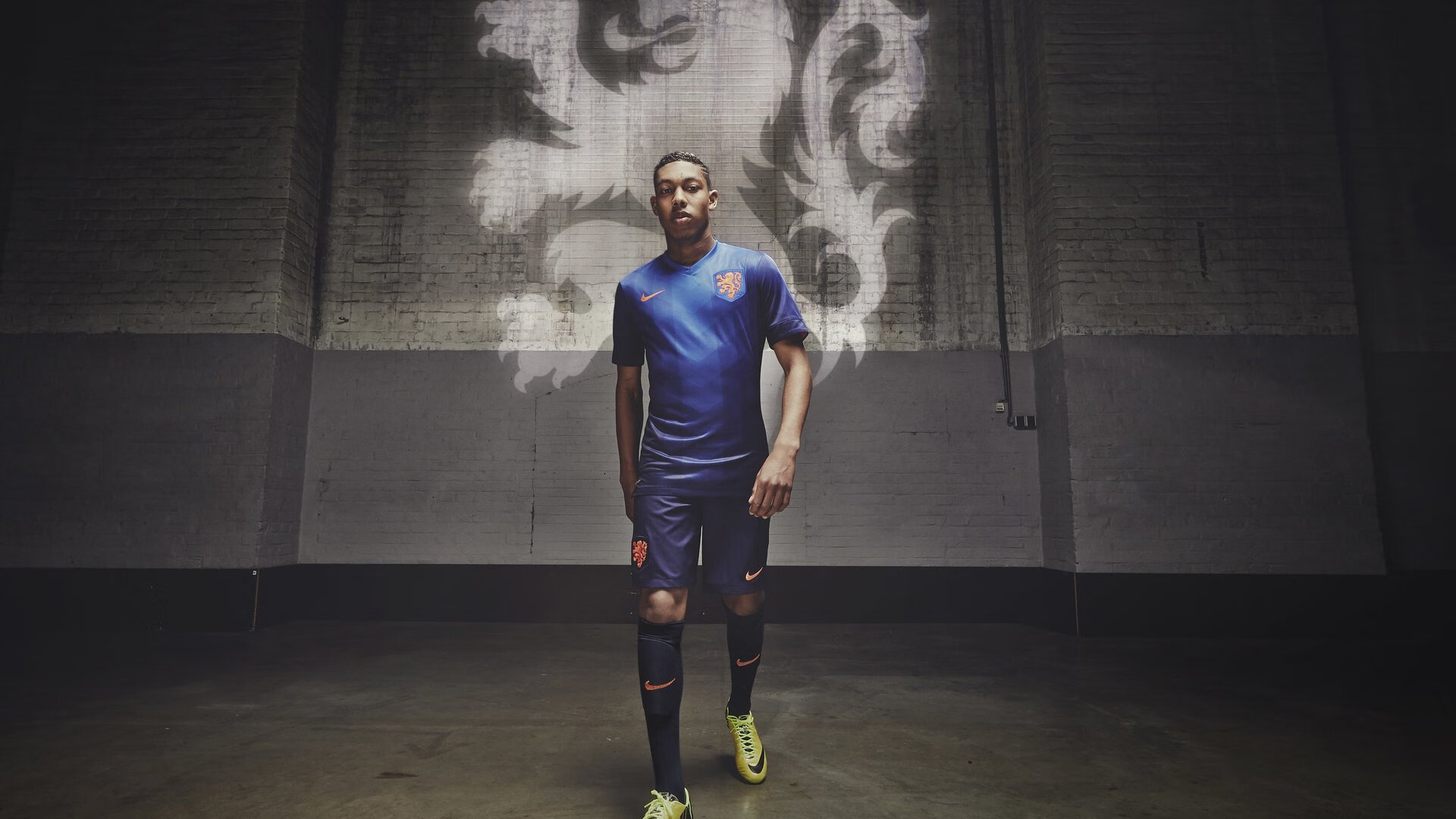 李恩：全黑队进攻的发起人，他的传球总能撕开对方防线，李恩实比赛视频